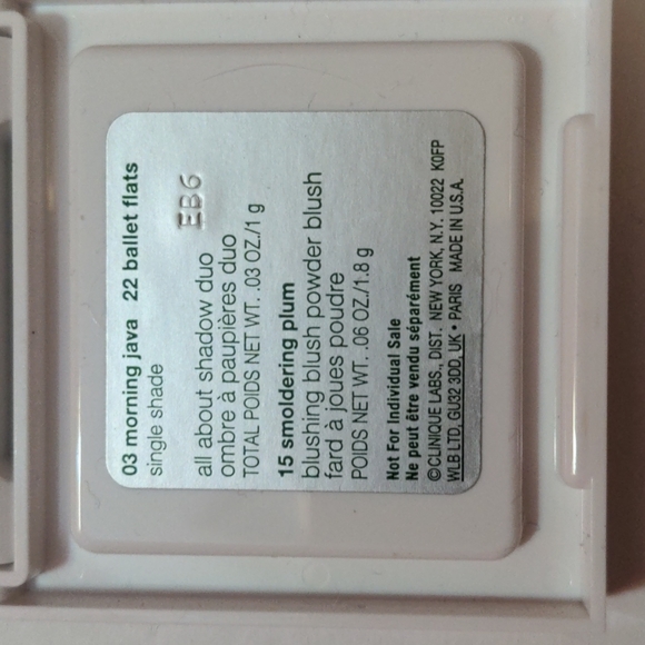 New! Clinique shadow duo and blush - Picture 3 of 4